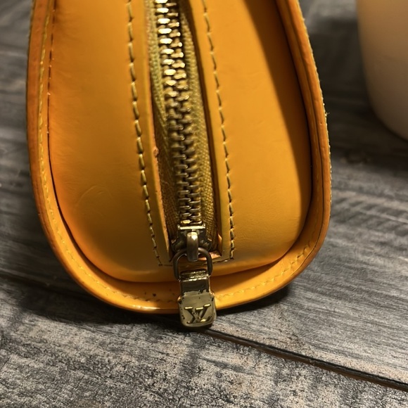 LOUIS VUITTON EPI CASE - Picture 7 of 10